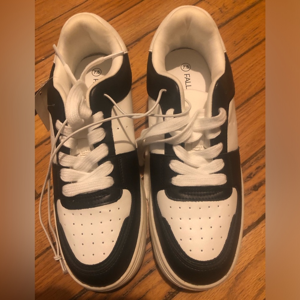 NWT Falls Creek Black and White Sneakers
